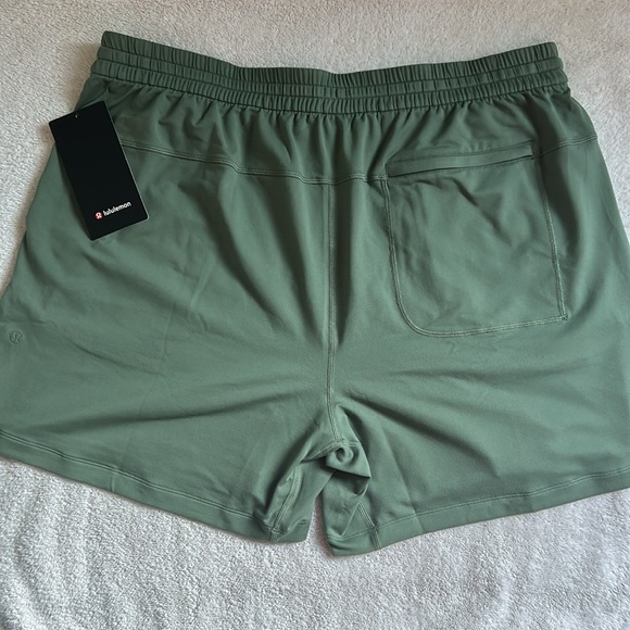NWT Lululemon Men’s XXL Soft Jersey Shorts 5” in Grey Eucalyptus color - Picture 2 of 4